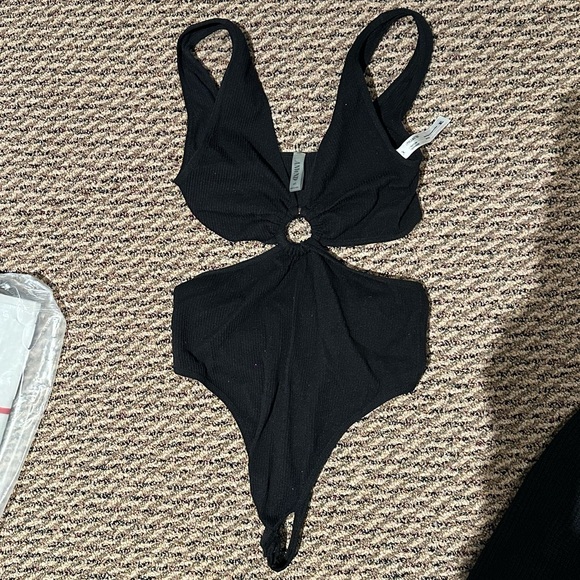 Black Bodysuit with ring Cutout Design - Picture 4 of 5